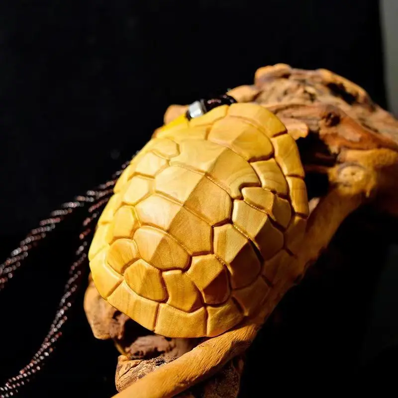 Drewniany skorupa żółwia Maskotka ozdobny wisiorek, ręczne rzeźbienie w twardym drewnie maskotka długowieczności małe drewniane ozdoby