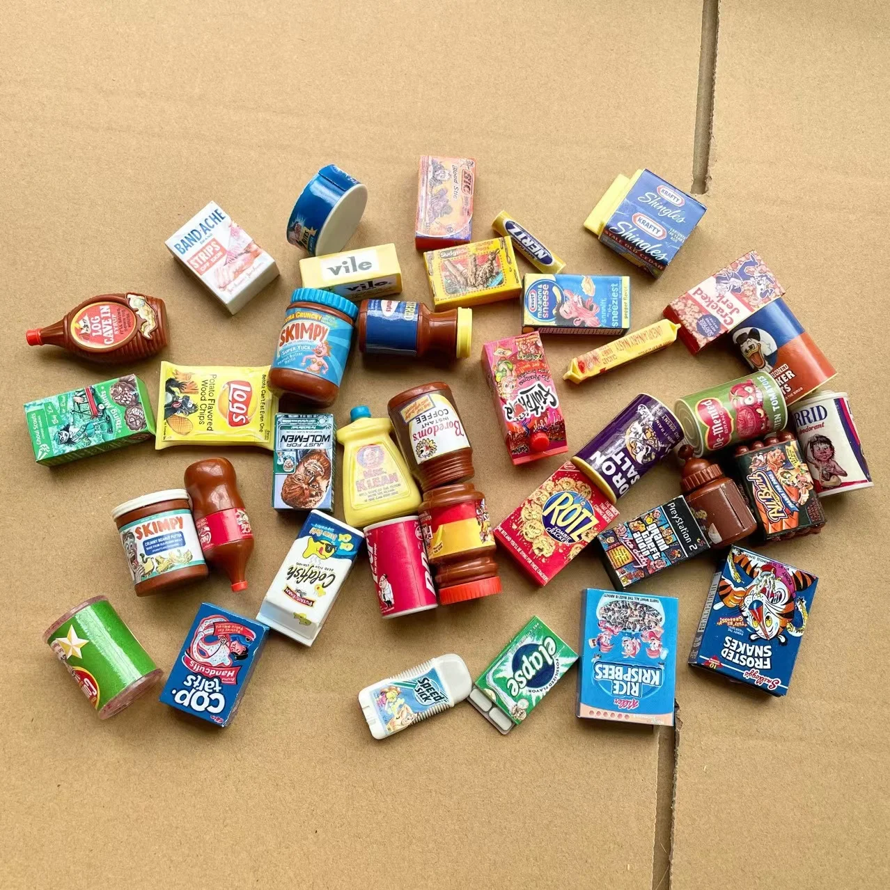 Mini - świat zabawek Głupie pakiety supermarket miniaturowych mini towarów butelki i puszki, różne mieszane włosy