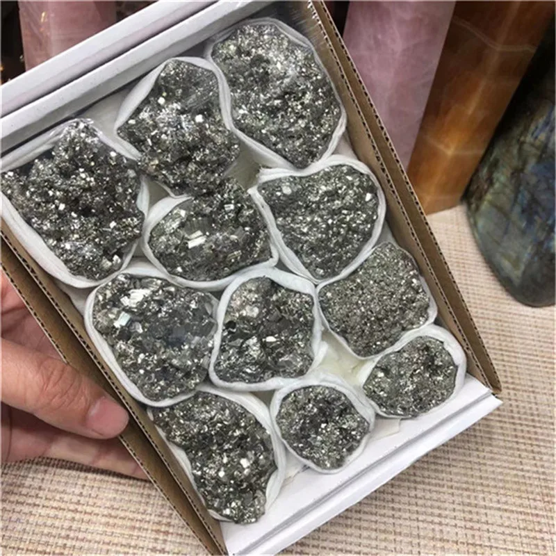 Kamienie skrzyni naturalnego klastra pirytu grube kamienne krystaliczne Gojenie Do Dekoracji